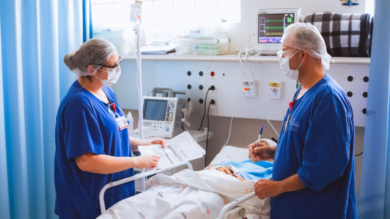No mês da enfermagem, hospitais preparam profissionais para assumir profissão com confiança