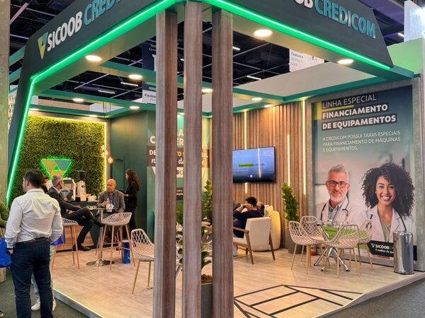 Sicoob Credicom marca presença na Hospitalar 2025