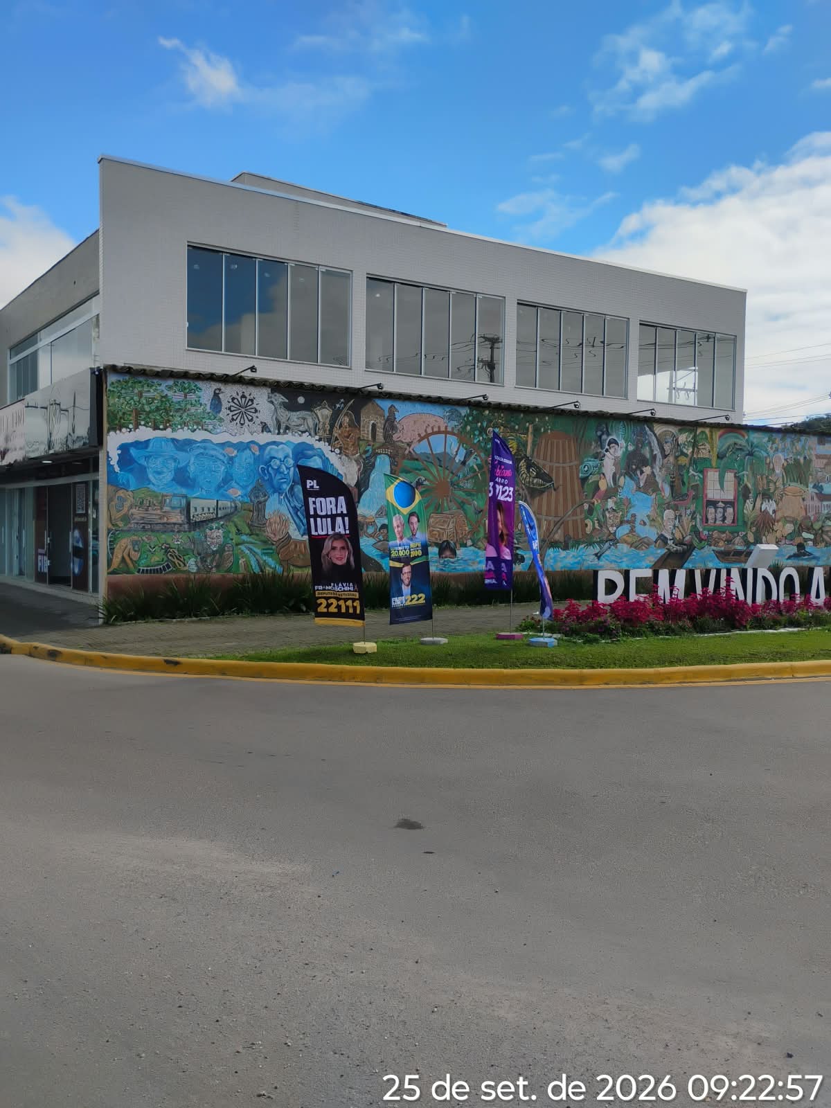 Propaganda em Morretes: wind banners diante de prédio