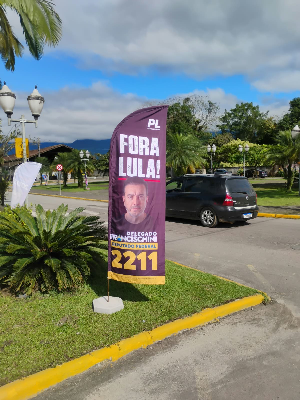 Propaganda em Morretes: banner de Fernando Francischini em gramado