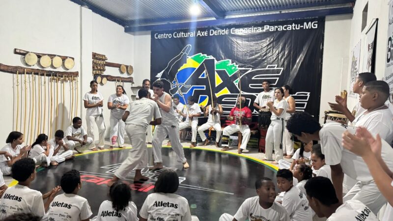 Associação Cultural Axé Dendê planta árvores em Paracatu-MG