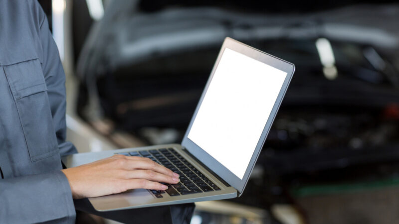 Uso da tecnologia é empregado em oficinas mecânicas