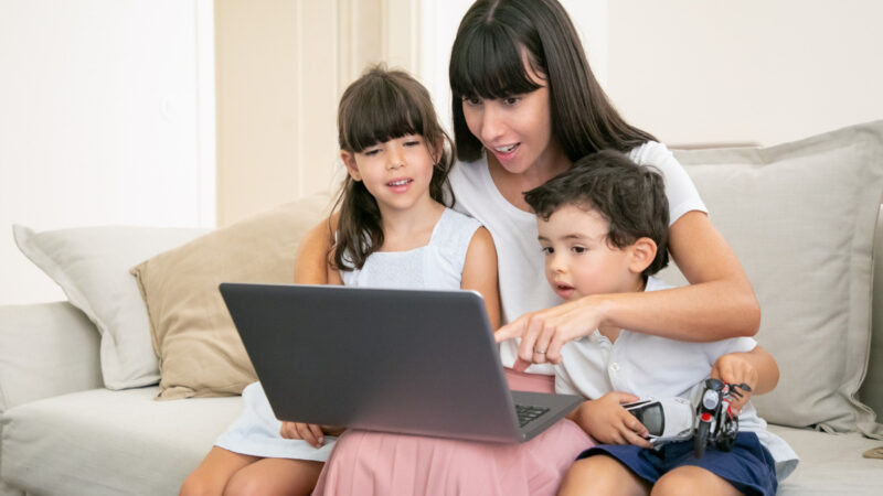 Assistentes virtuais ampliam cuidado infantil com tecnologia