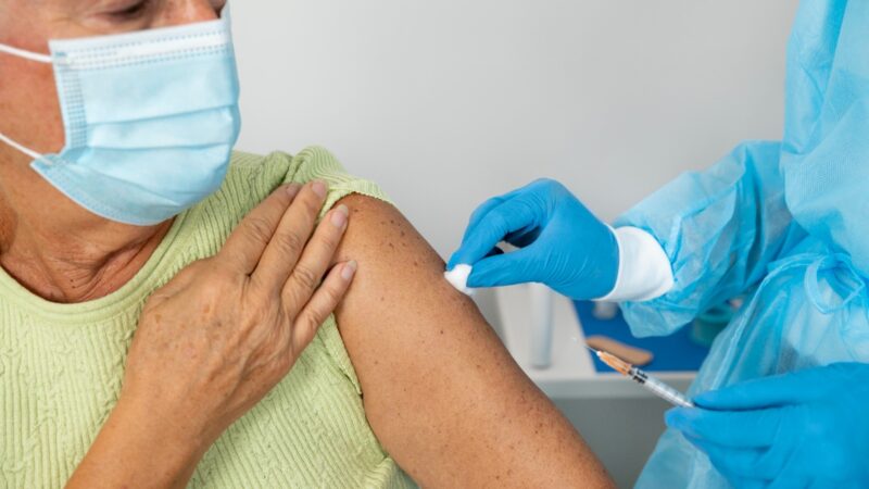 Vacinação em pacientes com câncer reduz internamentos e mortalidade