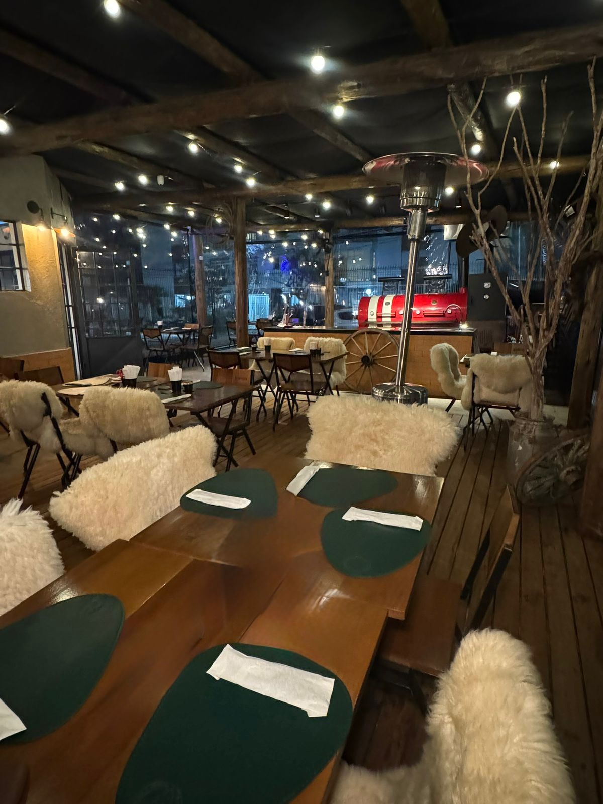 Dia dos Namorados: Eagle BBQ aposta em barbecue artesanal e ambiente acolhedor para uma noite a dois