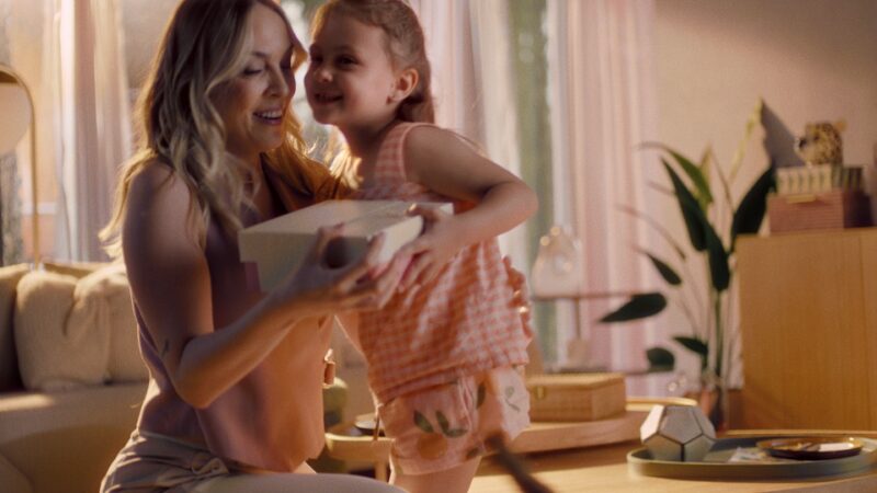 Natura celebra a maternidade real e, muitas vezes, divertida em campanha de Dia das Mães