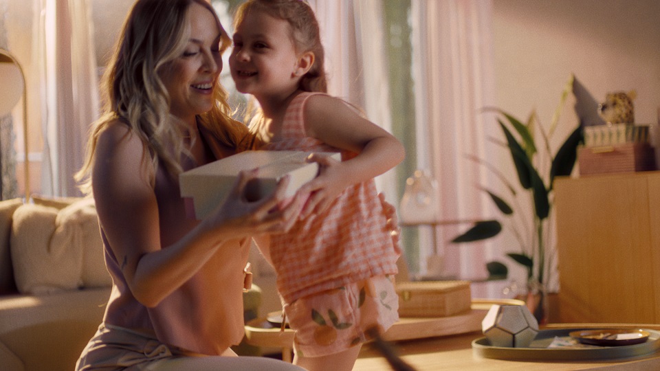 Natura celebra a maternidade real e, muitas vezes, divertida em campanha de Dia das Mães