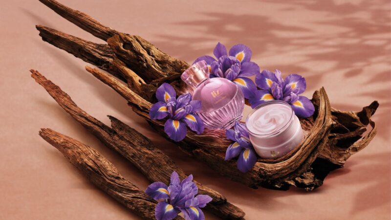 Com ingrediente raro da perfumaria internacional, O Boticário redefine o amadeirado feminino no lançamento de Liz D’Essence