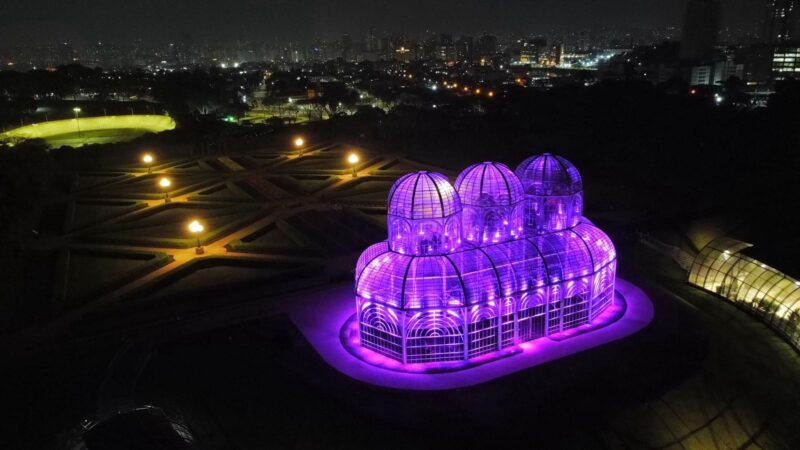 Monumentos e prédios públicos em Curitiba ganham iluminação especial em alusão ao Setembro Roxo