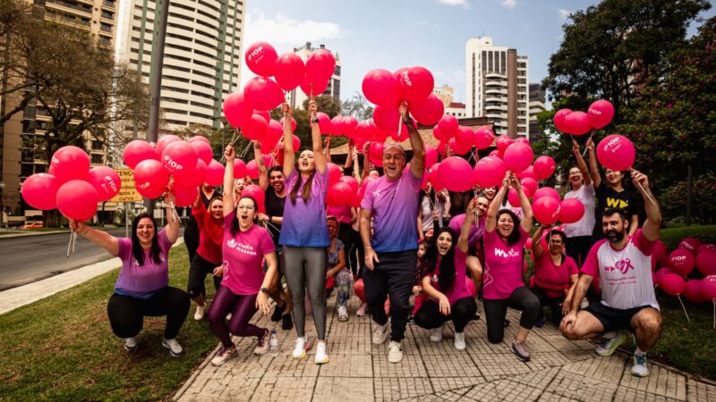 Praça do Japão ficou rosa para lembrar o mês de prevenção ao câncer de mama 