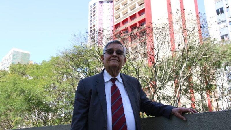 Do giz à era digital: professor de 82 anos faz da sala de aula seu lugar no mundo