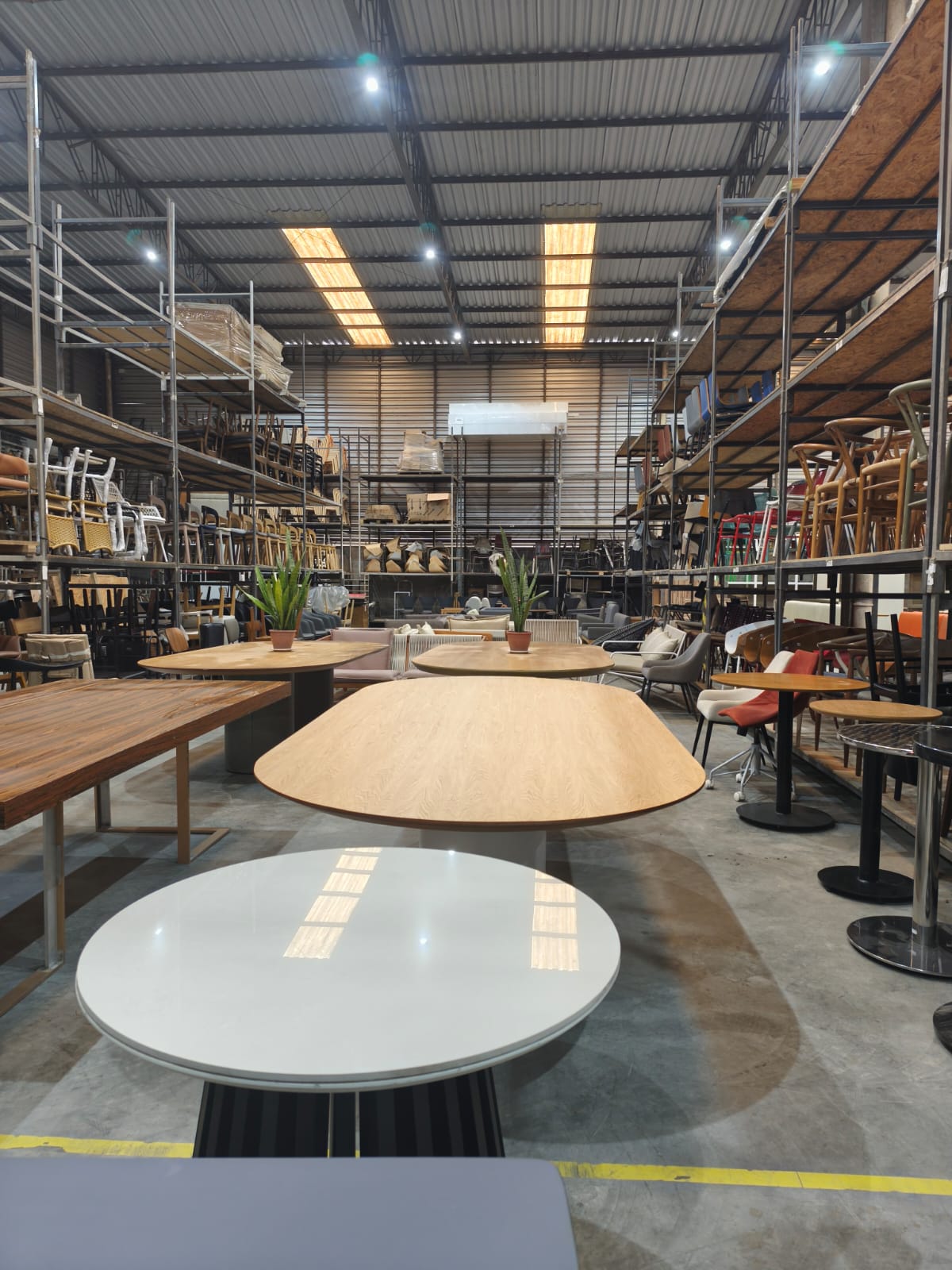 Entre tradição e movimento, um novo ciclo começa: Caçamba do Bem e Artesian se unem em edição especial de bazar