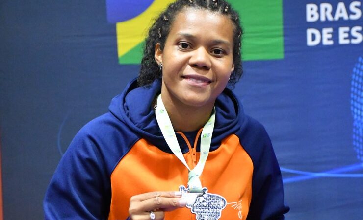Conheça a paranaense multicampeã na paraesgrima
