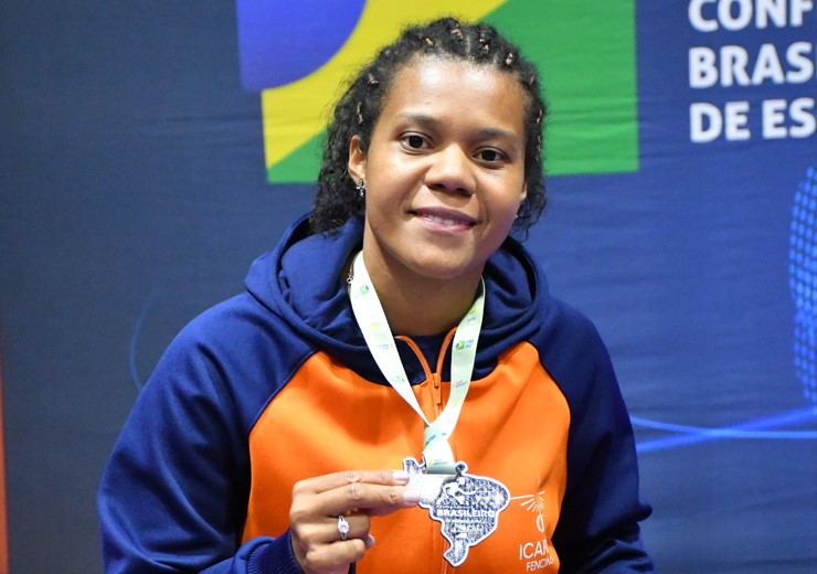 Conheça a paranaense multicampeã na paraesgrima