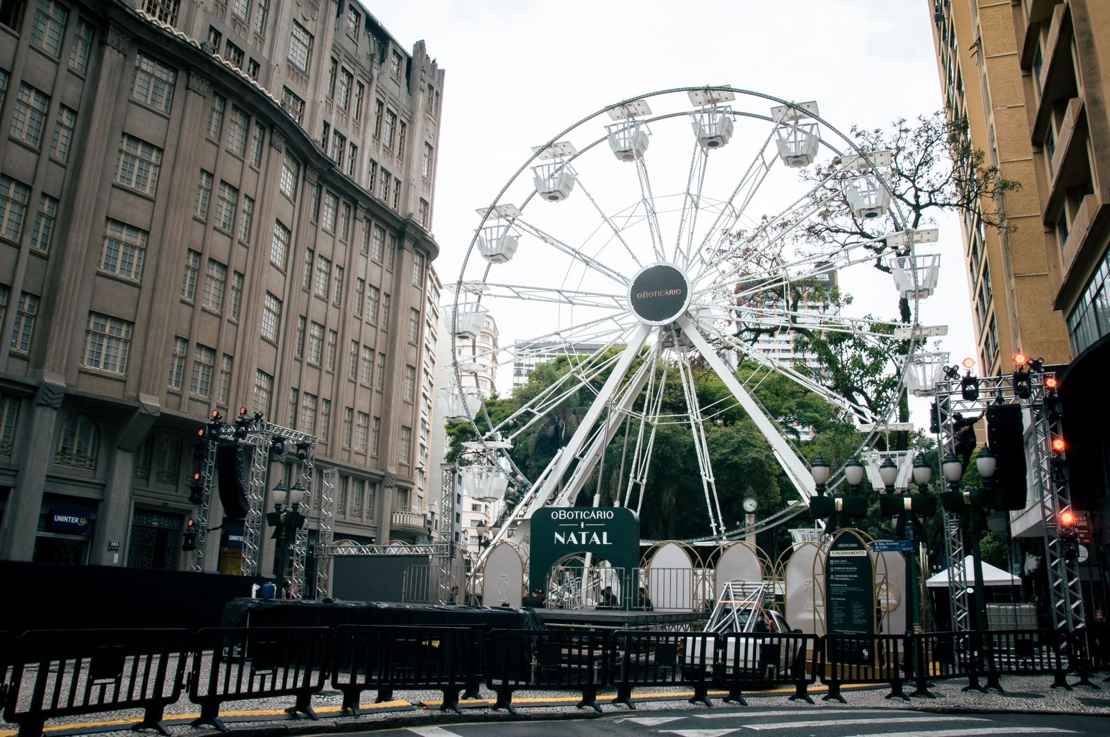 O Boticário promove espetáculo gratuito com balé suspenso em roda-gigante