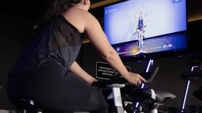 Pedalar, suar e sorrir: por que o spinning segue conquistando adeptos