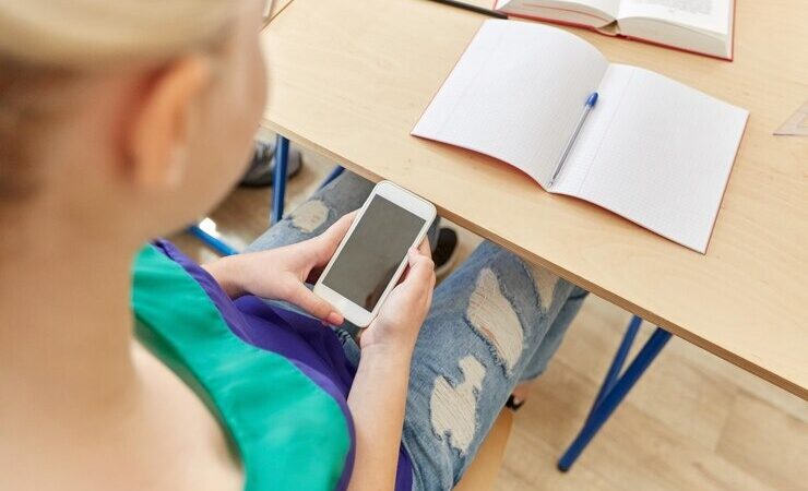 Escolas devem informar se autorizam o uso do celular em sala de sala