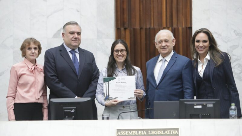 Escritora londrinense é homenageada na Assembleia Legislativa do Paraná