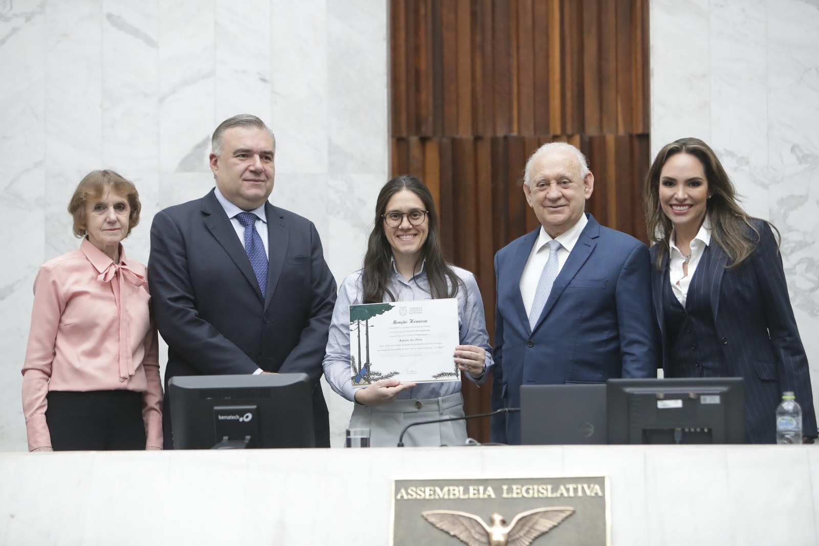 Escritora londrinense é homenageada na Assembleia Legislativa do Paraná