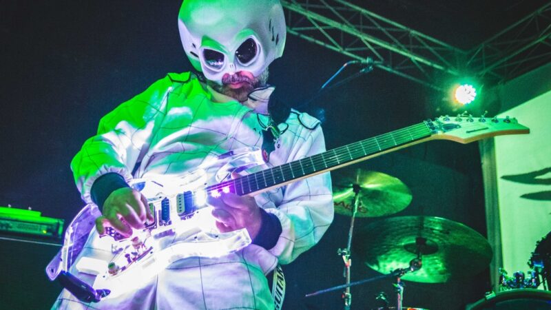 Guitarrista Beto Lefevre estreia espetáculo Alien Guitar