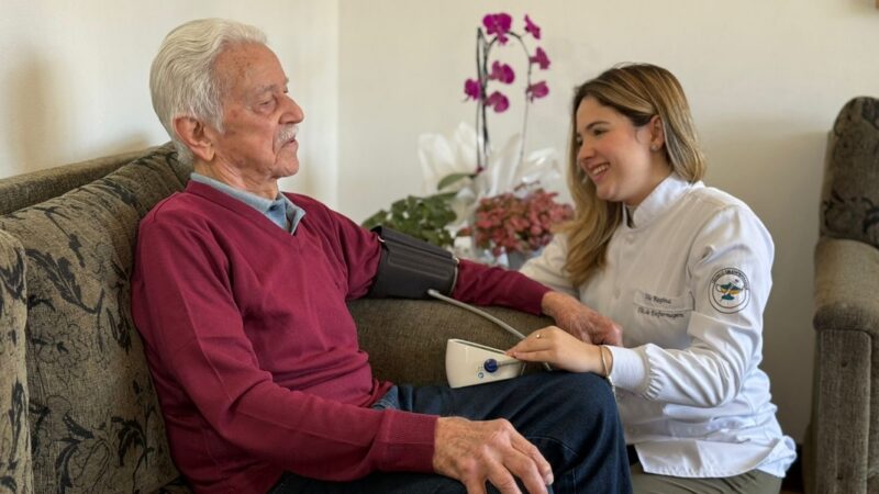 Quedas em casa lideram internações de idosos no Brasil