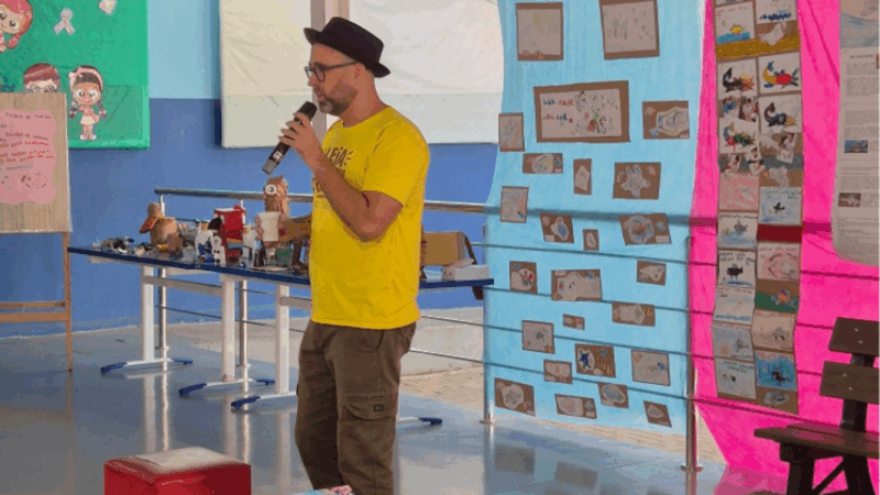 Autor leva o Projeto Douradinho a mil estudantes de Imbituba (SC)