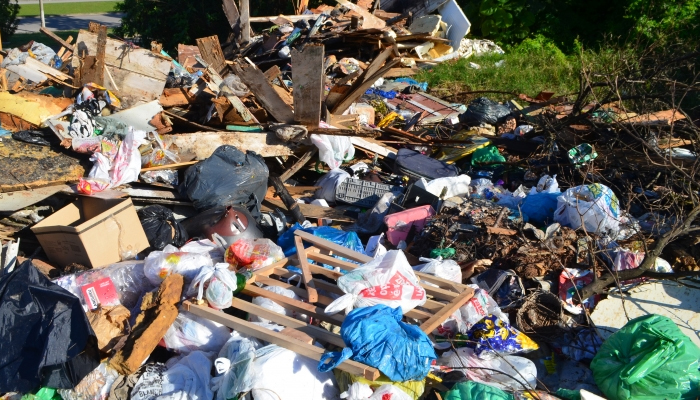 É o “cidadão” que emporcalha a cidade: falta de consciência agrava problemas urbanos