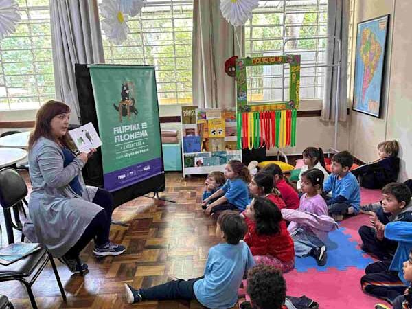 Escritora visita escolas públicas de Curitiba e faz doação de livros