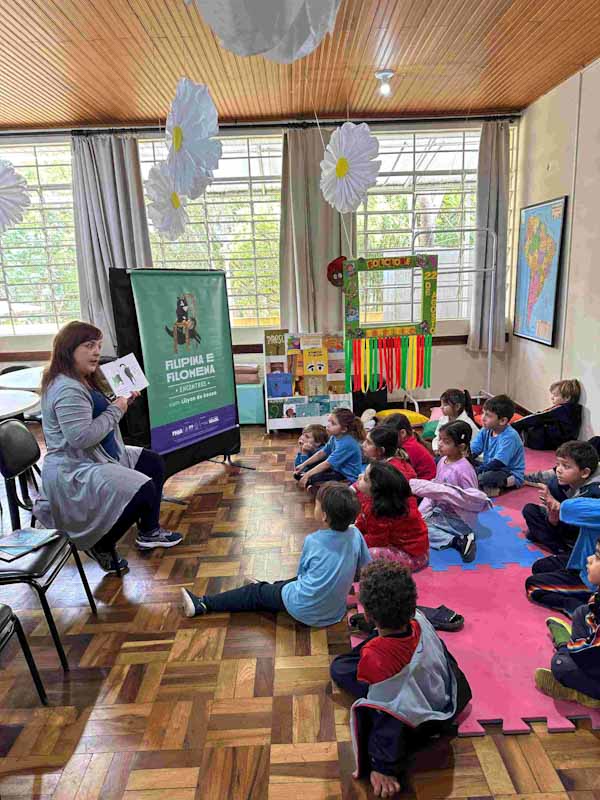 Escritora visita escolas públicas de Curitiba e faz doação de livros