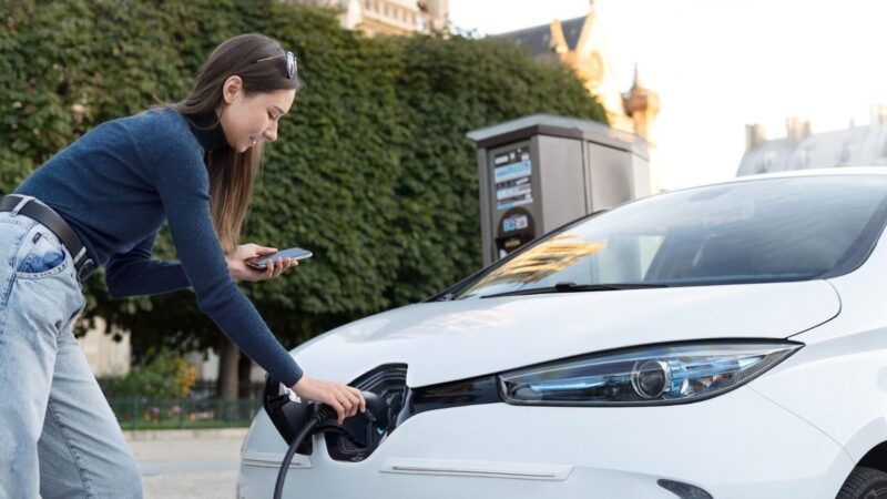 Condomínios têm até 2026 para se adequar a carros elétricos
