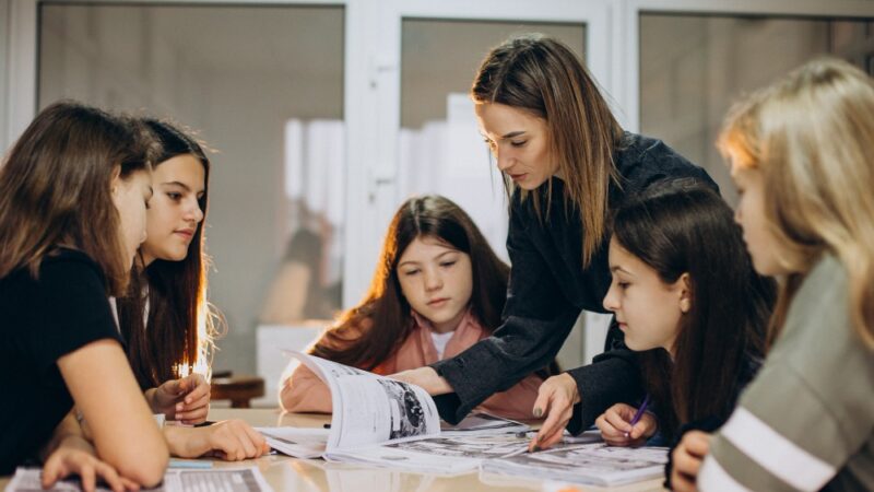 Jovens que buscam o primeiro emprego podem fazer cursos de graça em Curitiba
