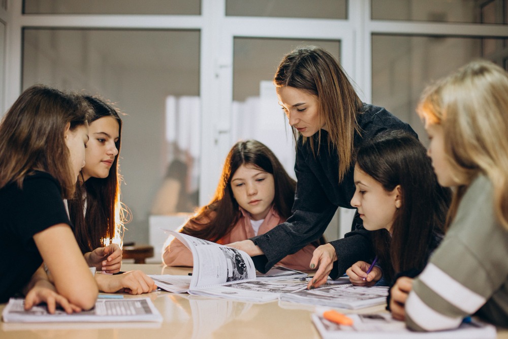 Jovens que buscam o primeiro emprego podem fazer cursos de graça em Curitiba