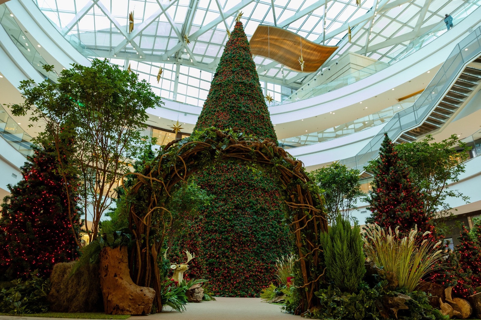 Pátio Batel desperta a magia e os sentidos com floresta encantada de Natal