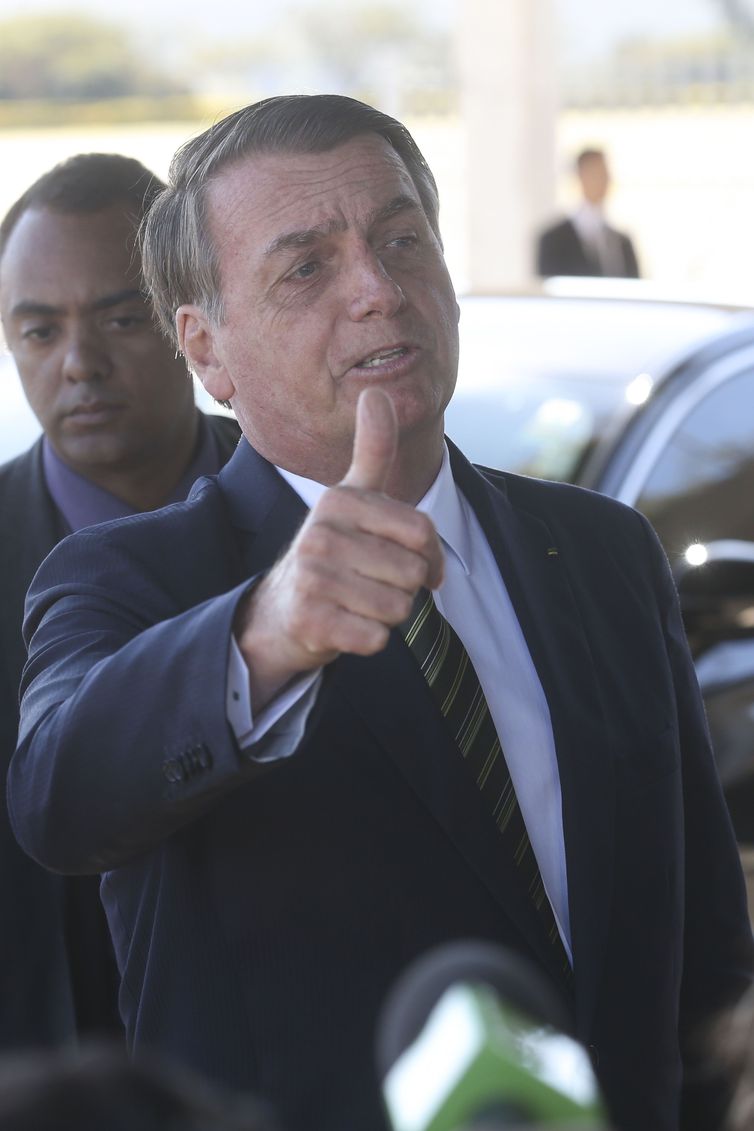 Bolsonaro : “Salário  deve subir mais R$ 4,00 ou R$ 5,00”
