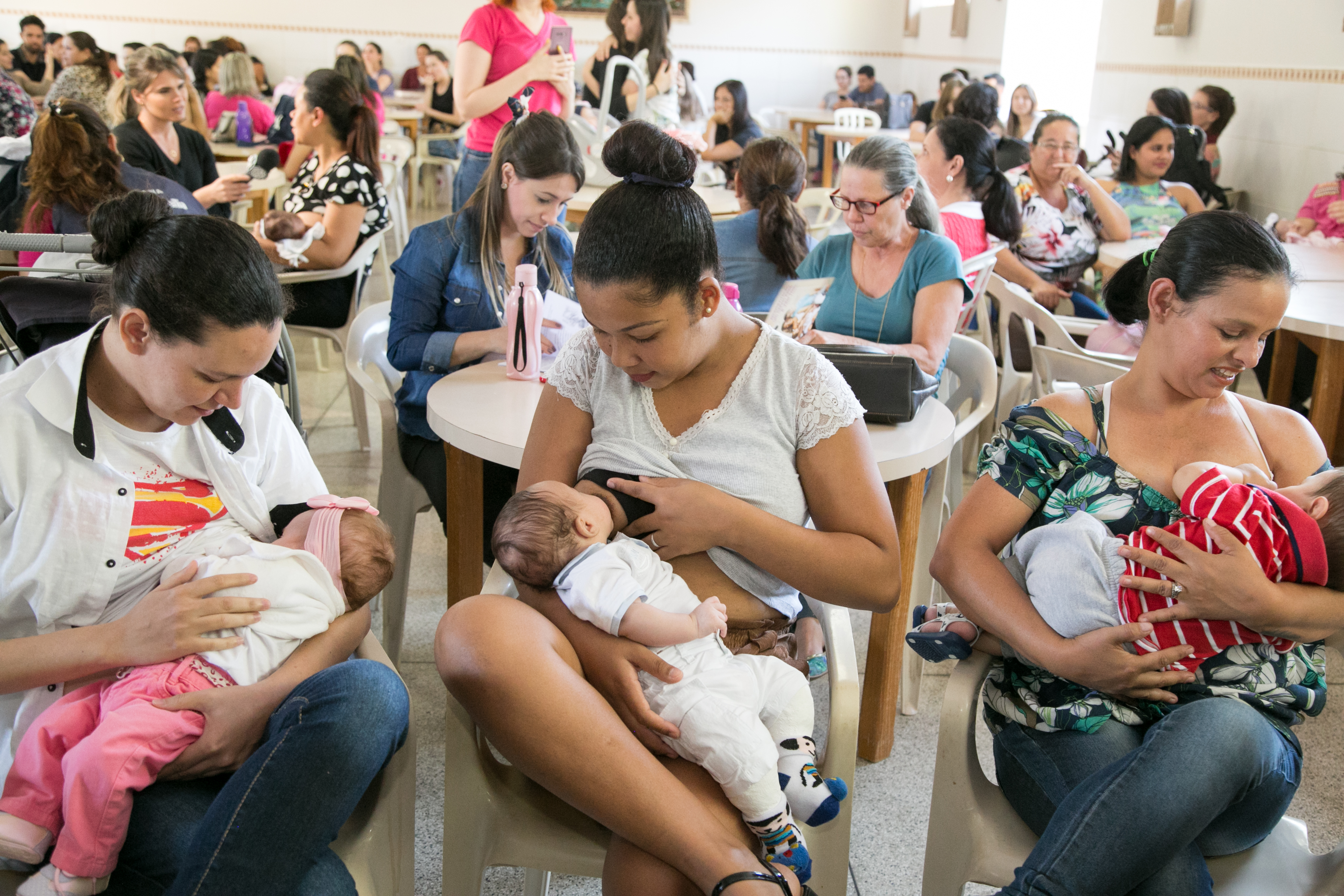 Semana de Amamentação reúne mais de 200 mães em ′Mamaço′