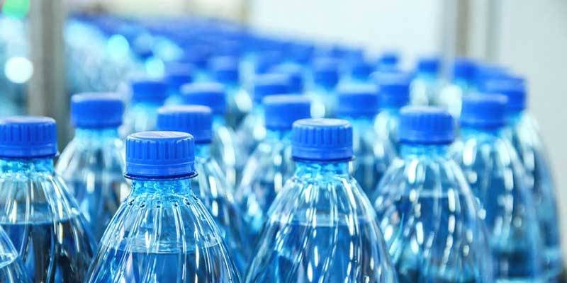 Pessoas que bebem apenas água de garrafas plásticas consomem anualmente 100.000 ou mais partículas de microplásticos.