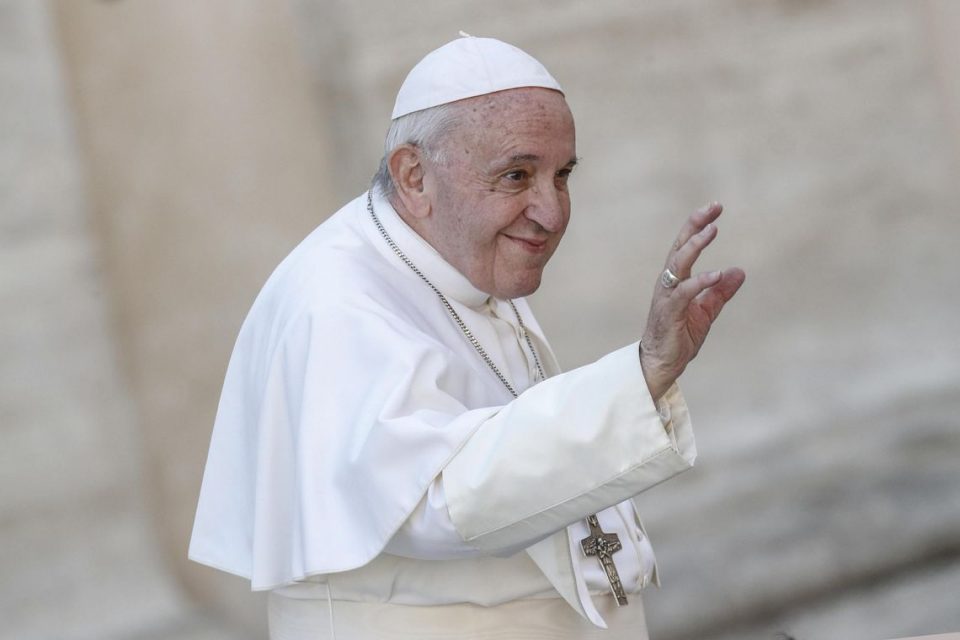 Papa se desculpa por perder a paciência com a fiel que agarrou sua mão