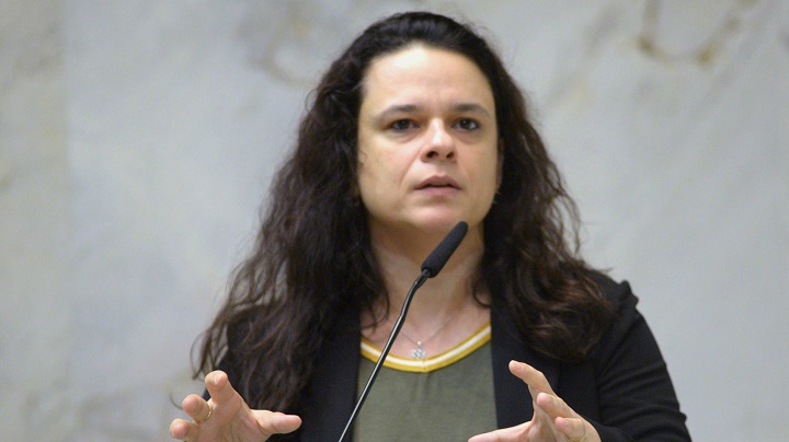 Janaina Paschoal se arrepende de voto e pede saída de Bolsonaro