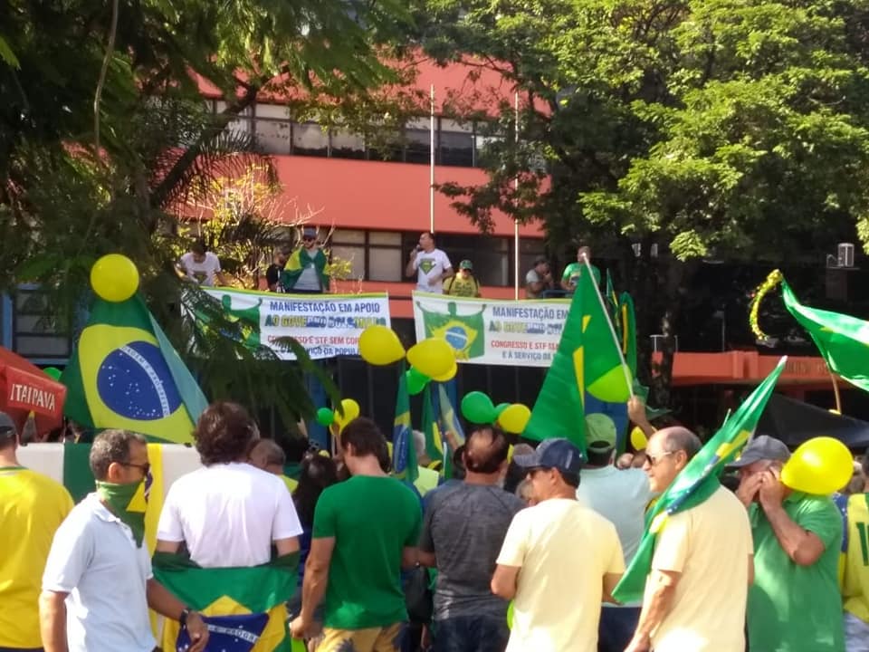 Manifestação pró-Bolsonaro conta com a participação de 2 mil pessoas em Maringá