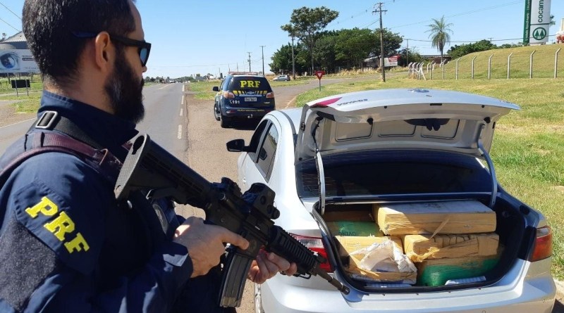 PRF recupera carro roubado e prende traficante com 307 quilos de maconha em Umuarama (PR)