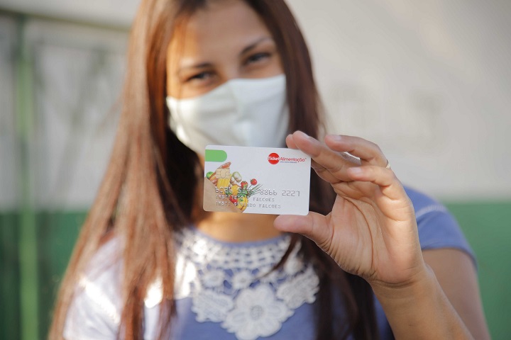 Famílias de Maringá recebem cartões vale-compra e cesta básica digital para auxílio na pandemia