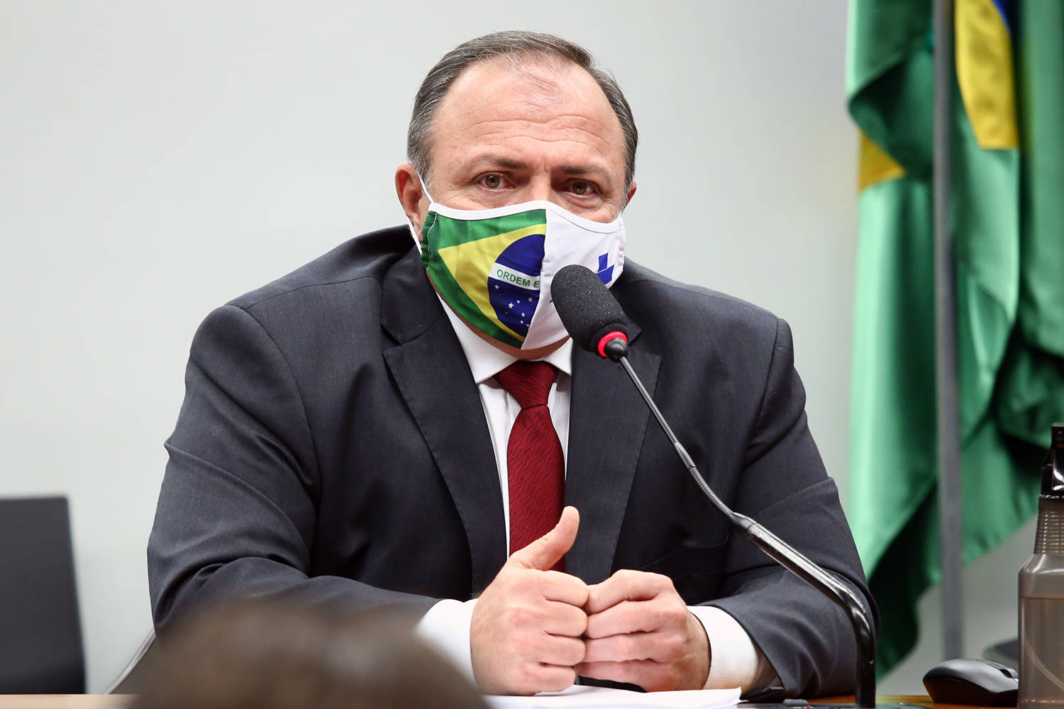 O ministro interino da Saúde, Eduardo Pazuello, reconheceu nesta quinta-feira (13) que faltaram medicamentos nos hospitais brasileiros para combate ao novo coronavírus