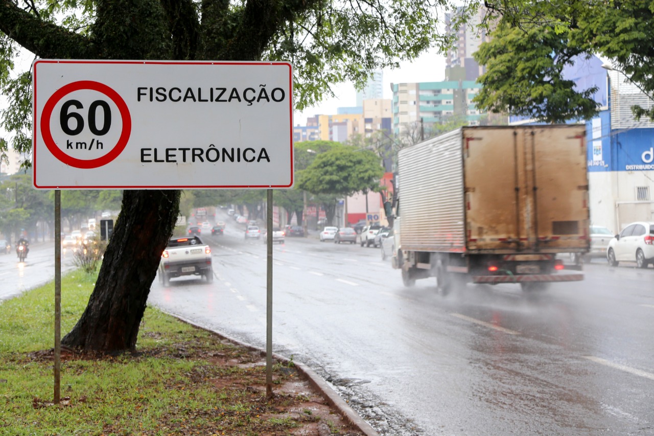 Fiscalização eletrônica na avenida Colombo visa reduzir acidentes e mortes