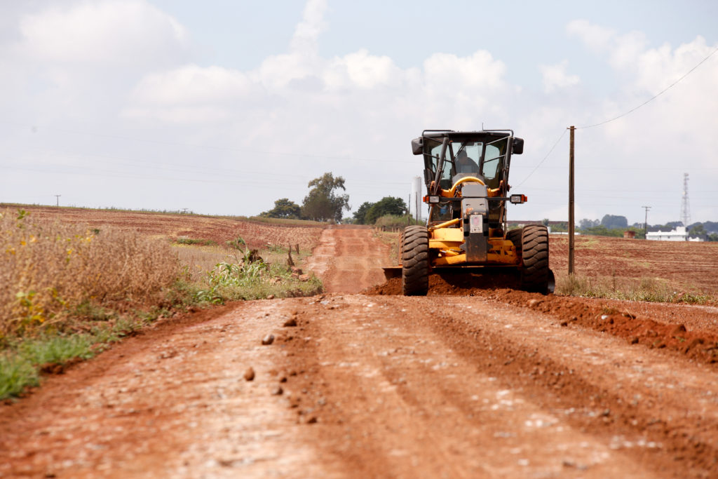 Recuperação de estradas rurais ajudam produtores e trabalhadores
