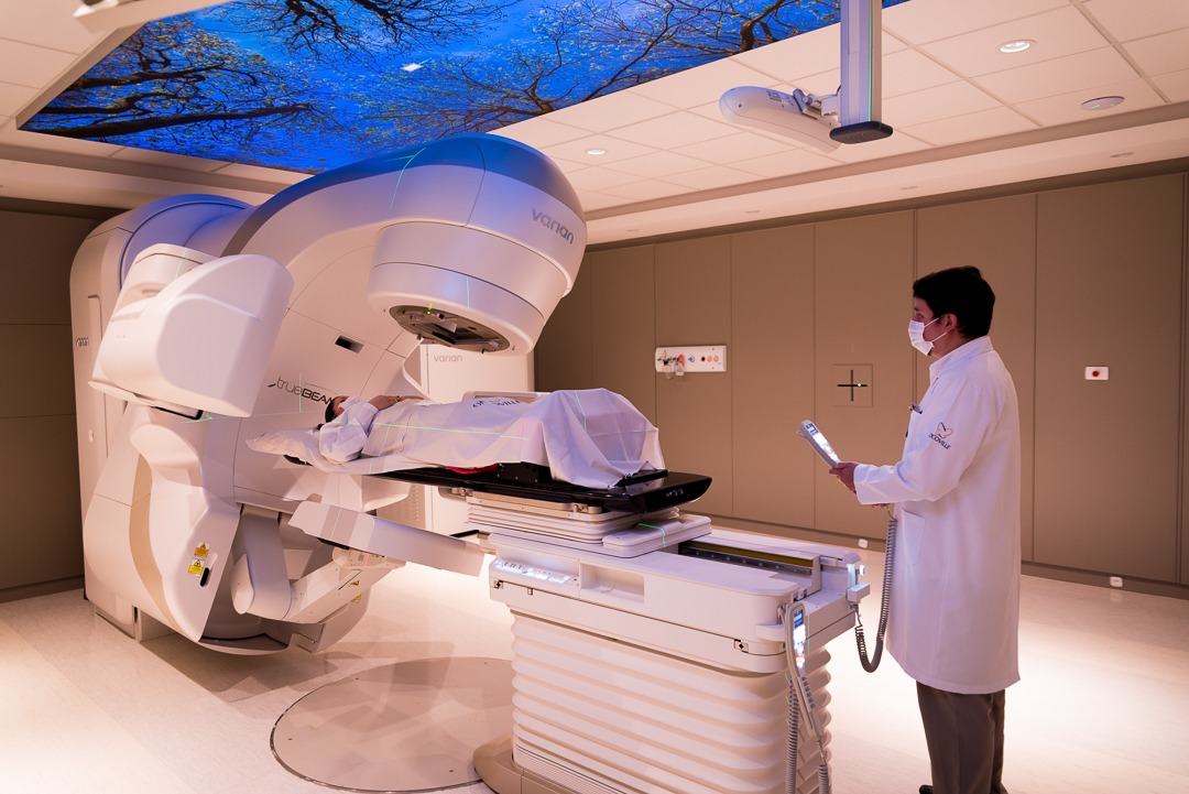Inédito no Paraná, aparelho de radioterapia de última geração permite tratamento do câncer com alta precisão e menor risco de efeitos colaterais