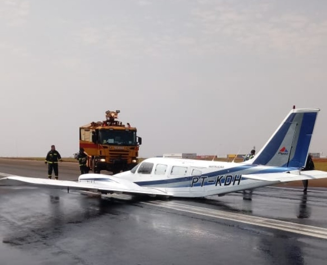 Aeronave sem trem de pouso realiza pouso de emergência no aeroporto de Maringá