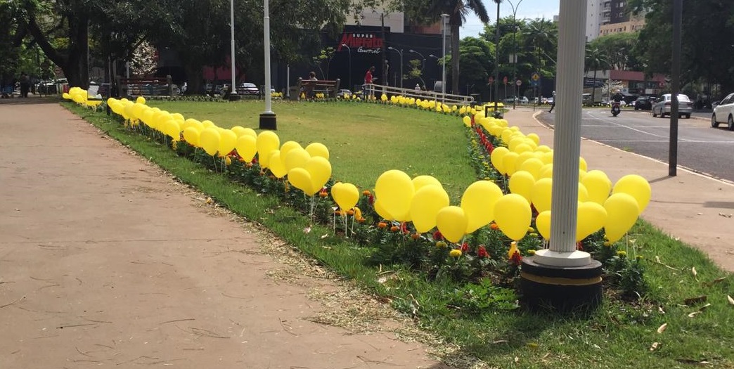 Balões amarelos dão boas-vindas à primavera em Maringá