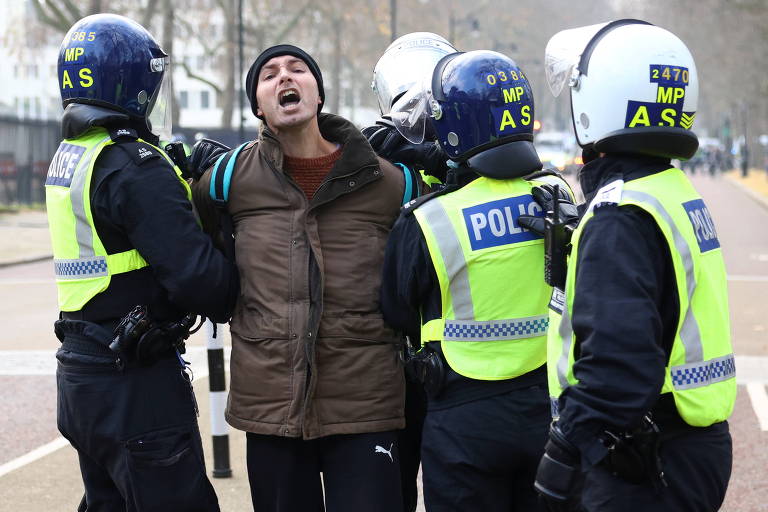 Londres prende centenas de manifestantes contra restrições da Covid