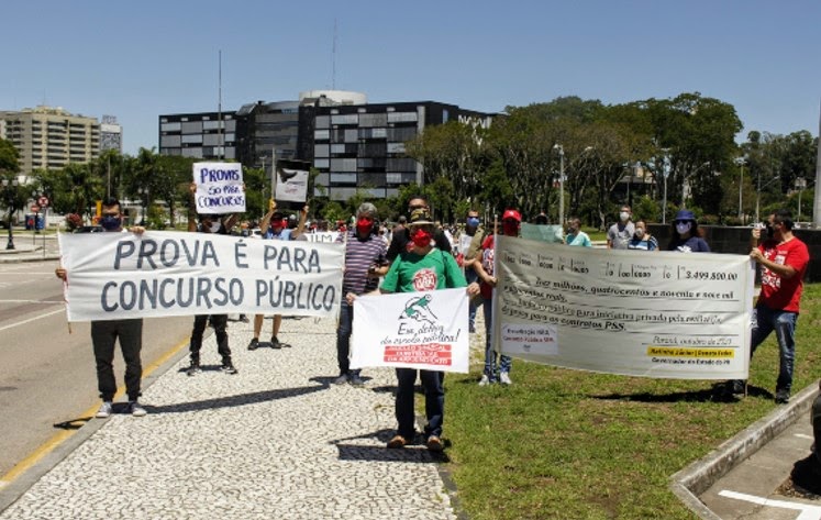 APP-Sindicato protesta em frente ao Palácio Iguaçu