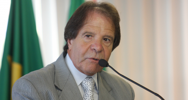 Crítico do isolamento social, ex-deputado Algaci Tulio é entubado com Covid-19